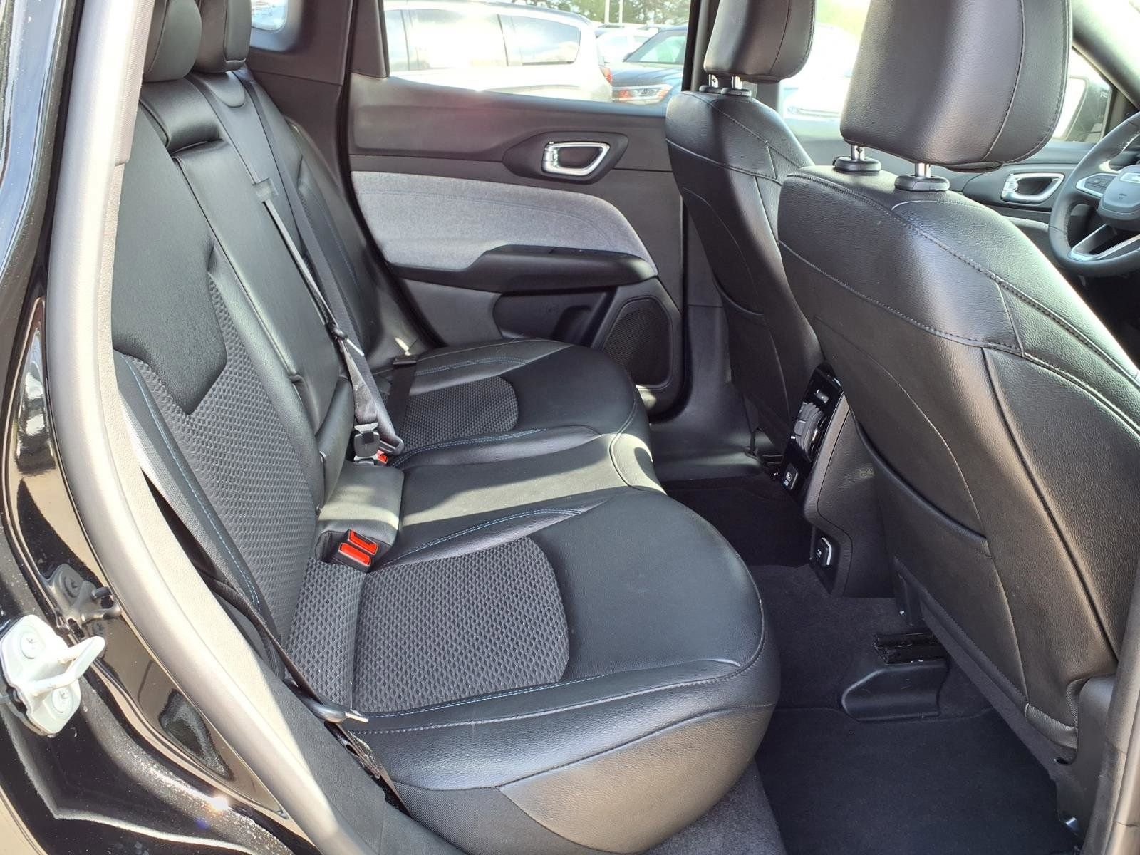 Used 2025 Jeep Compass Latitude image 21