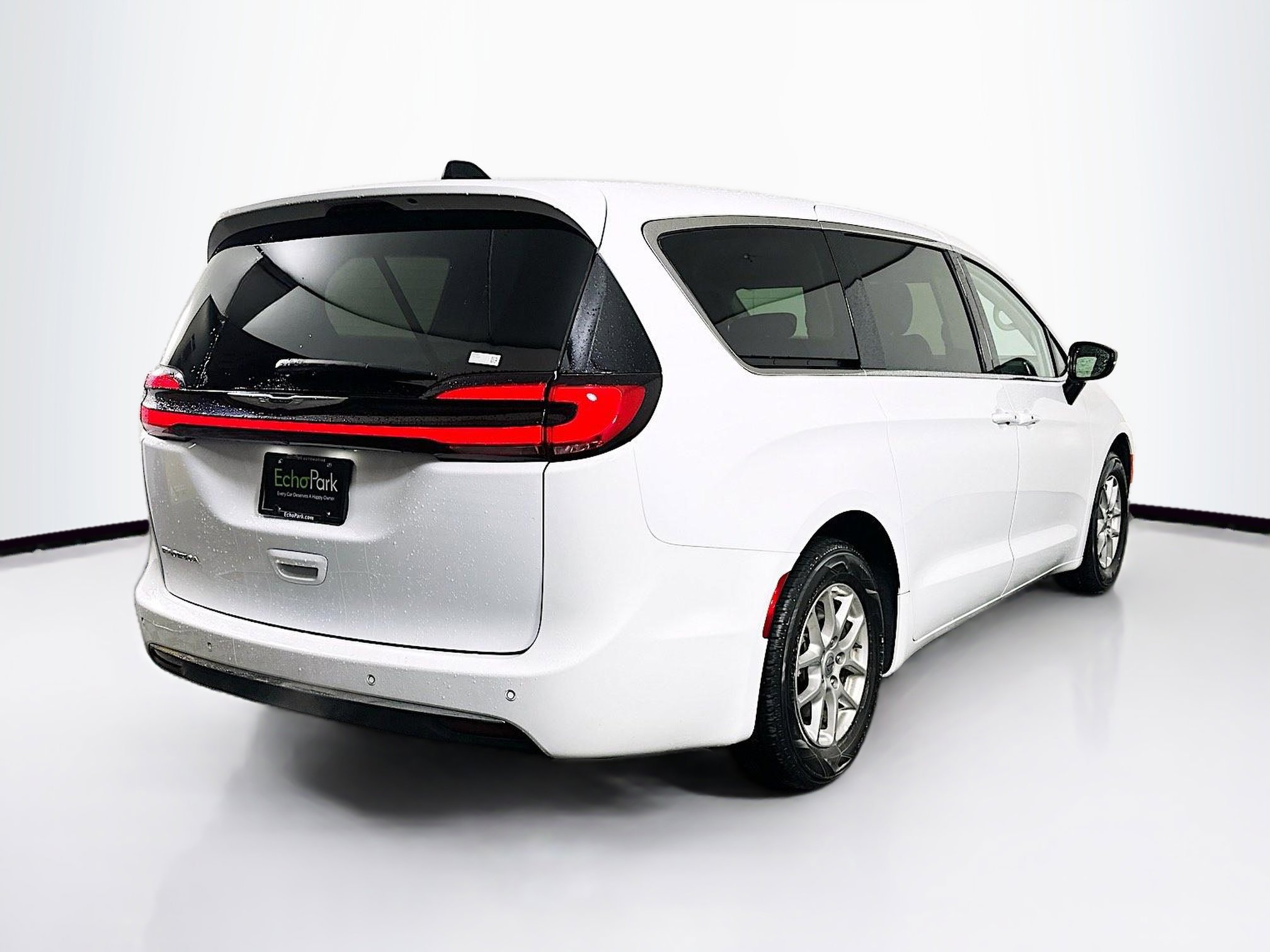Used 2024 Chrysler Pacifica Touring-L FWD image 9
