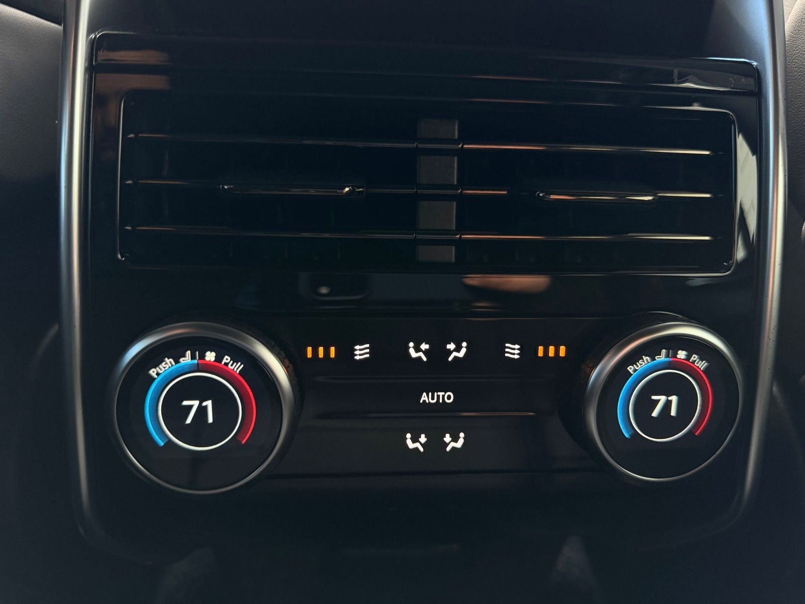 New 2026 Land Rover Range Rover Long Wheelbase SE image 28