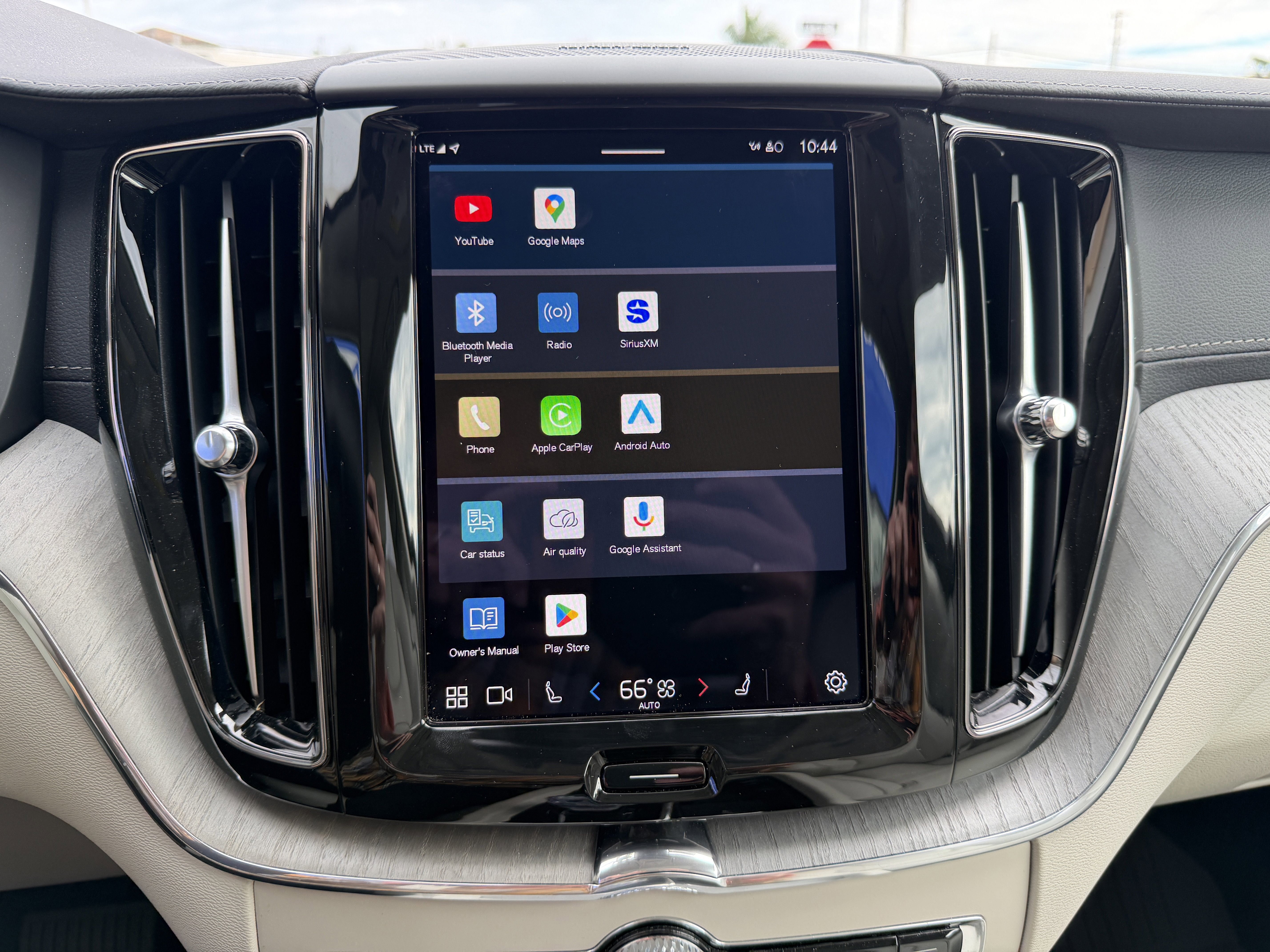 Certified 2025 Volvo XC60 T8 Ultra w/ Protection Package image 22