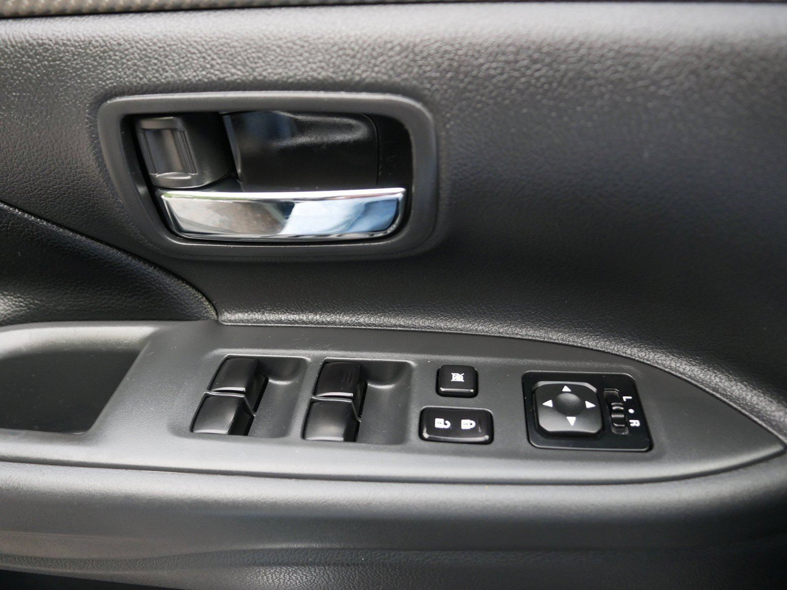 Used 2015 Mitsubishi Outlander SE AWD/4WD image 16