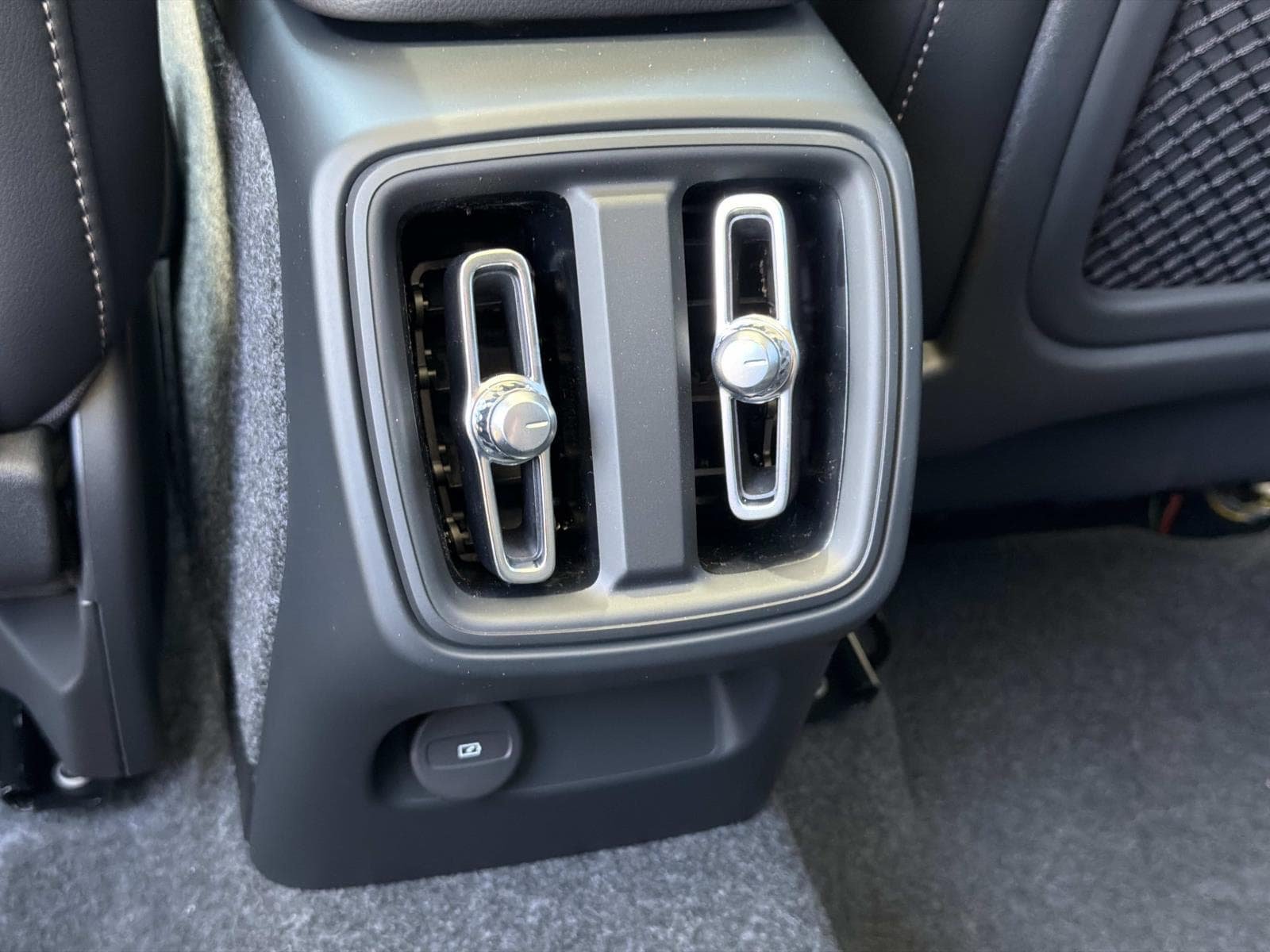 New 2026 Volvo XC40 B5 Ultra AWD/4WD image 10