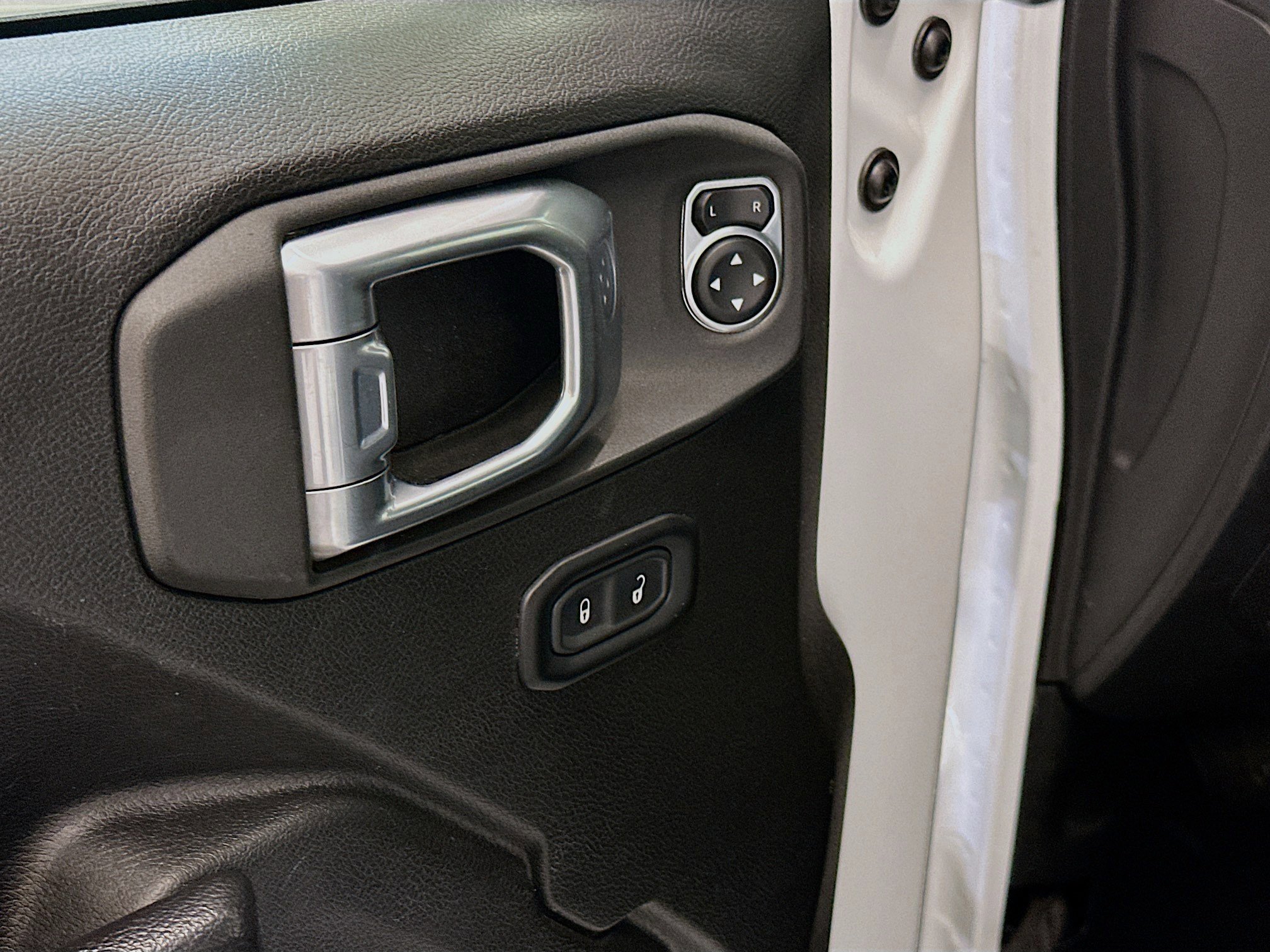 Used 2025 Jeep Wrangler Sport S image 15