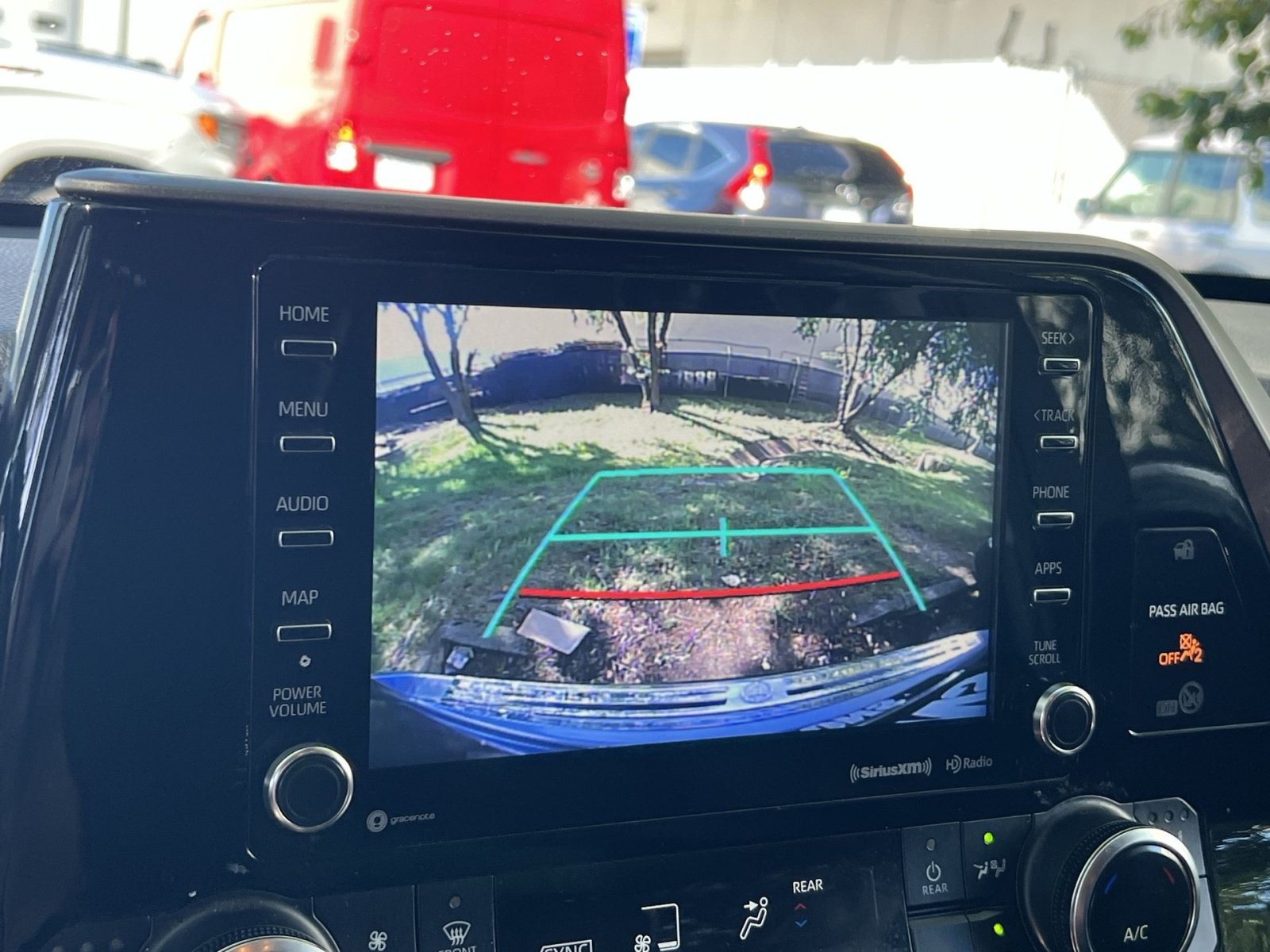 Used 2022 Toyota Highlander XLE AWD/4WD image 17
