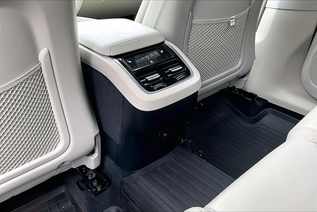 Certified 2025 Volvo XC60 B5 Ultra w/ Protection Package Premier AWD/4WD image 31