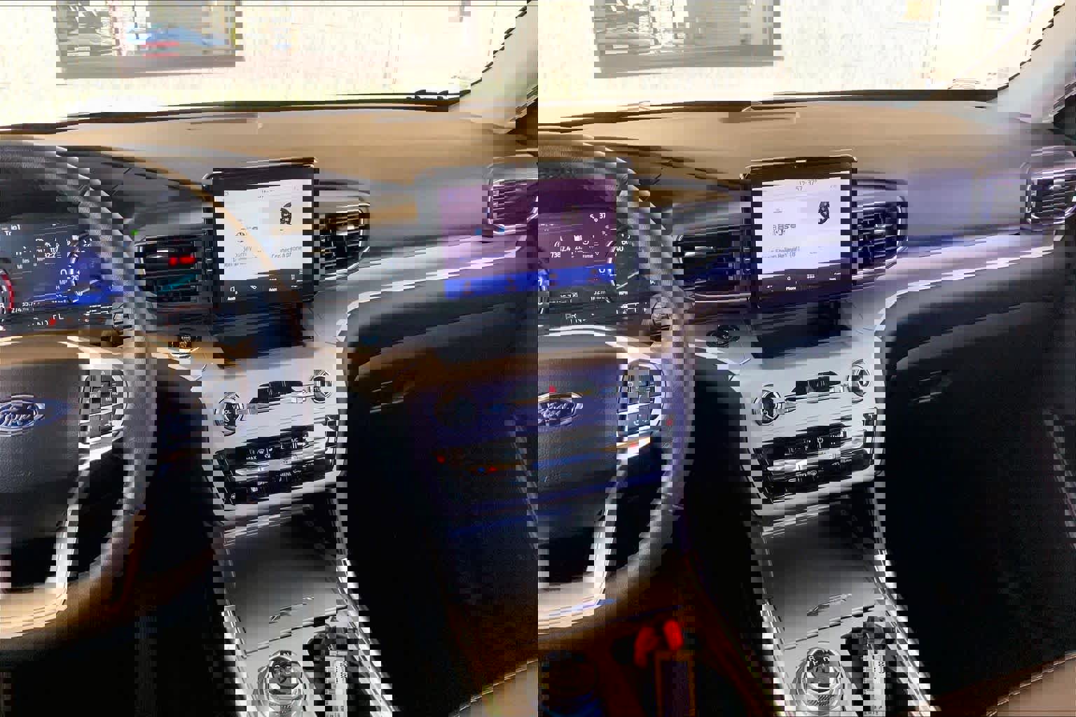 Used 2023 Ford Explorer XLT w/ Equipment Group 202A image 7