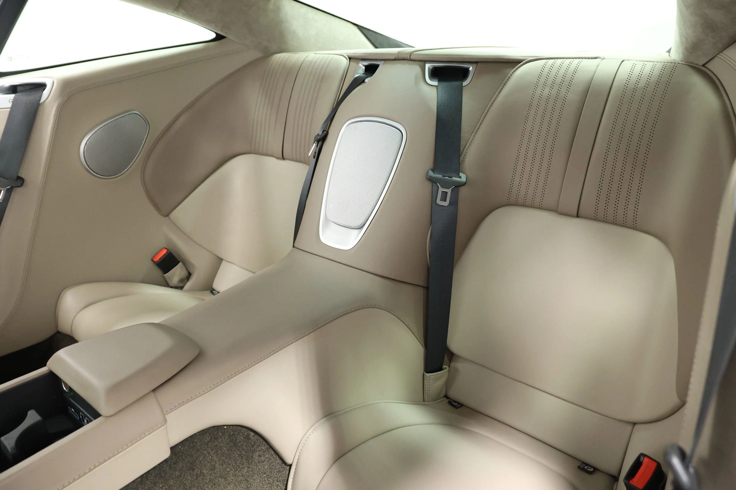 Used 2018 Aston Martin DB11 Coupe image 37