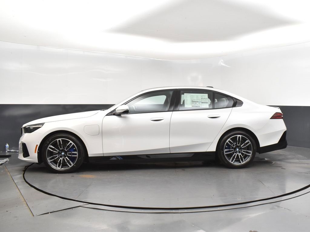 New 2026 BMW 550e xDrive w/ Executive Package image 4