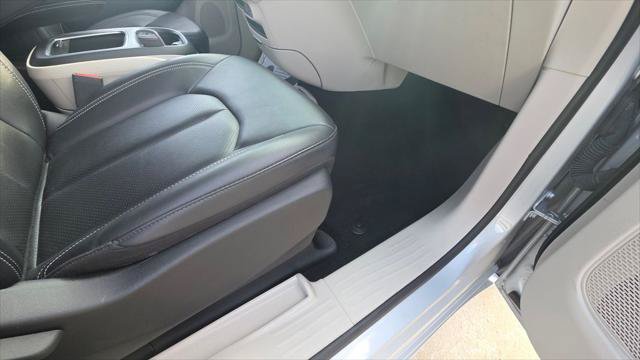 Certified 2024 Chrysler Pacifica Touring-L FWD image 14