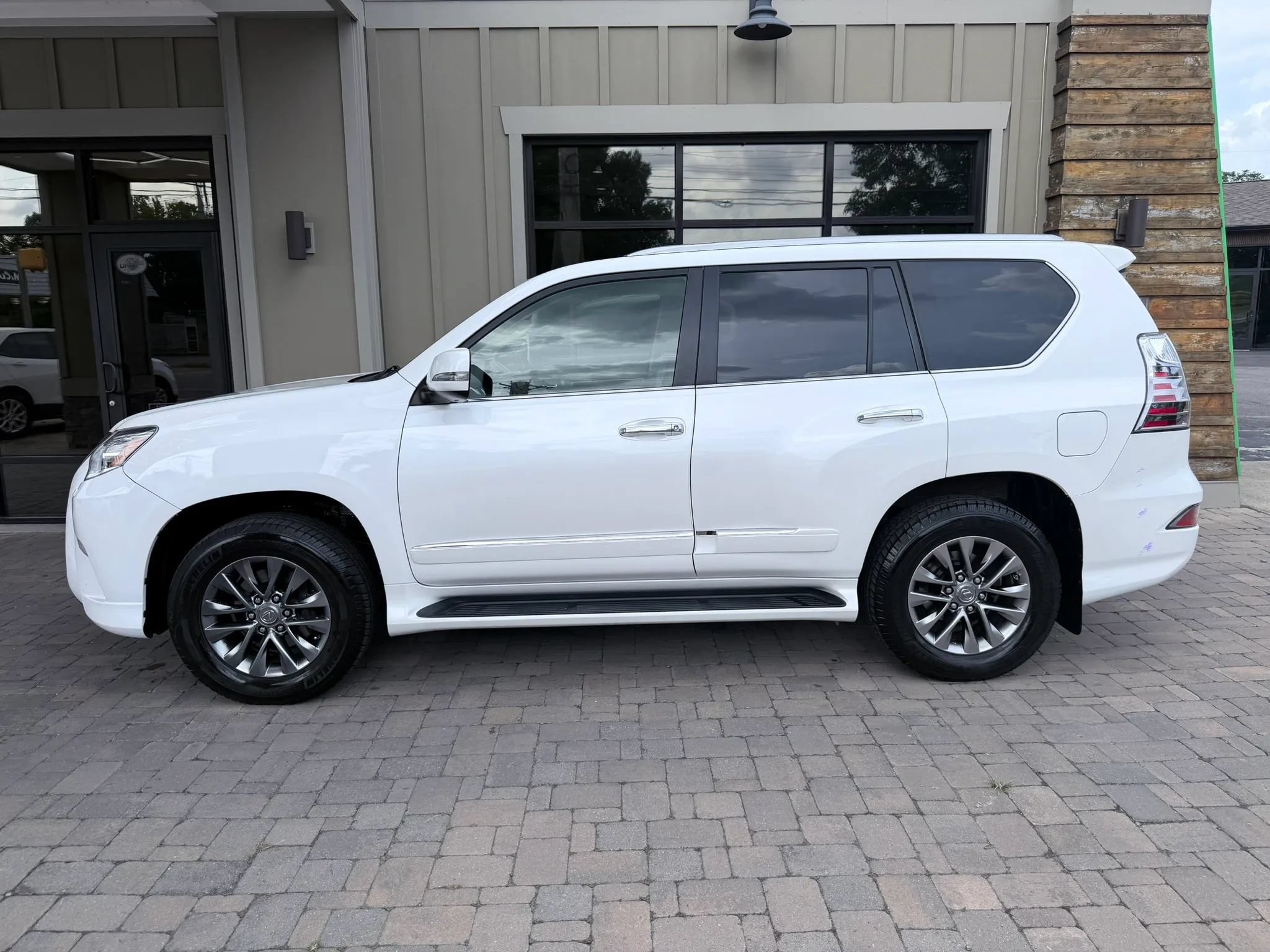 Used 2017 Lexus GX 460 Luxury AWD/4WD image 25