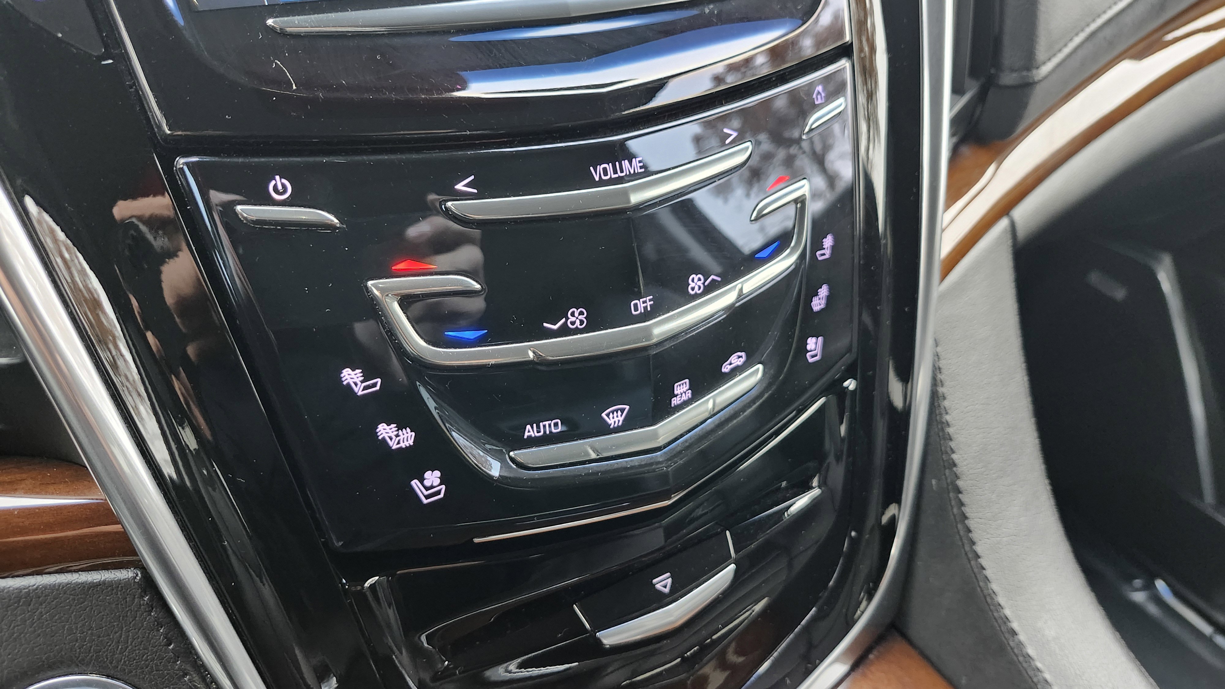 Used 2018 Cadillac Escalade Luxury image 30