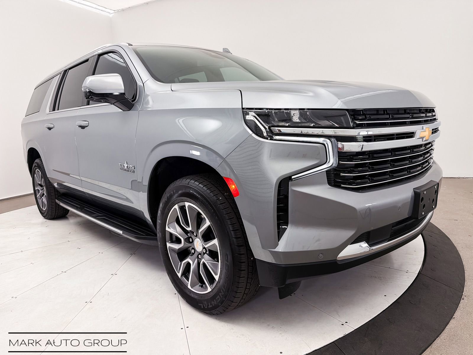 Used 2024 Chevrolet Suburban LT w/ Luxury Package RWD image 12