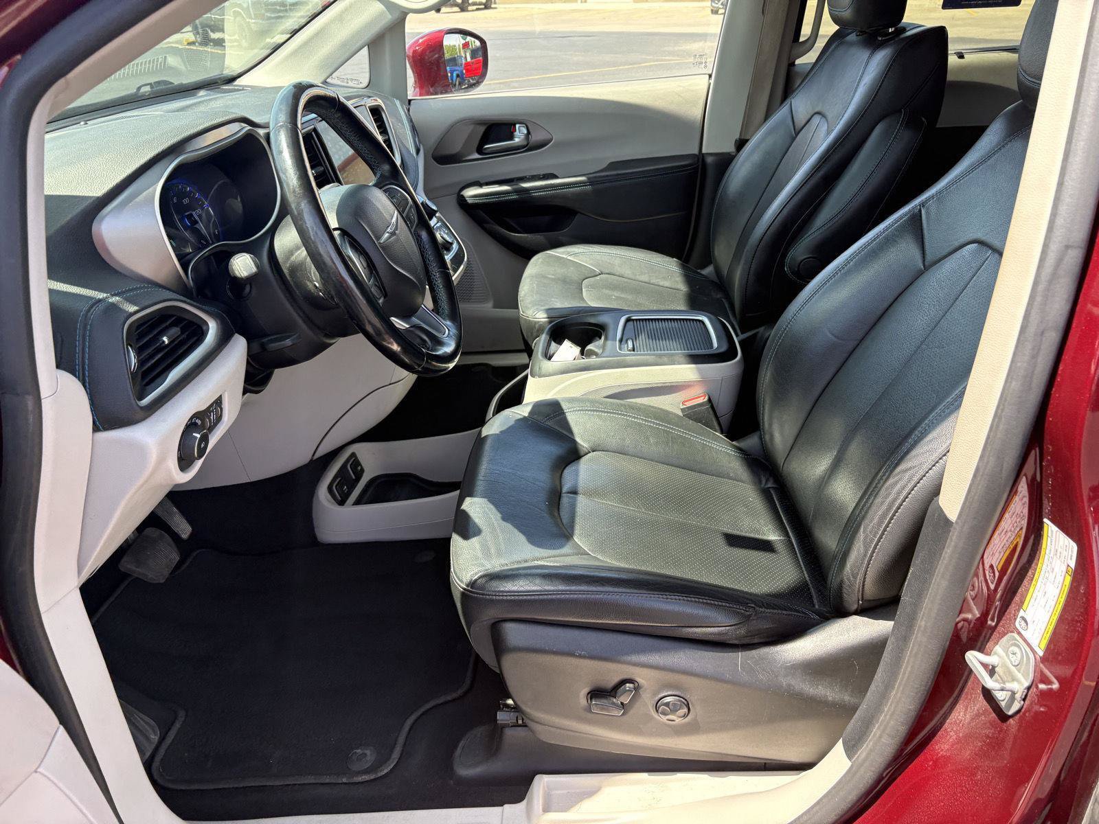 Used 2021 Chrysler Pacifica Touring-L FWD image 4