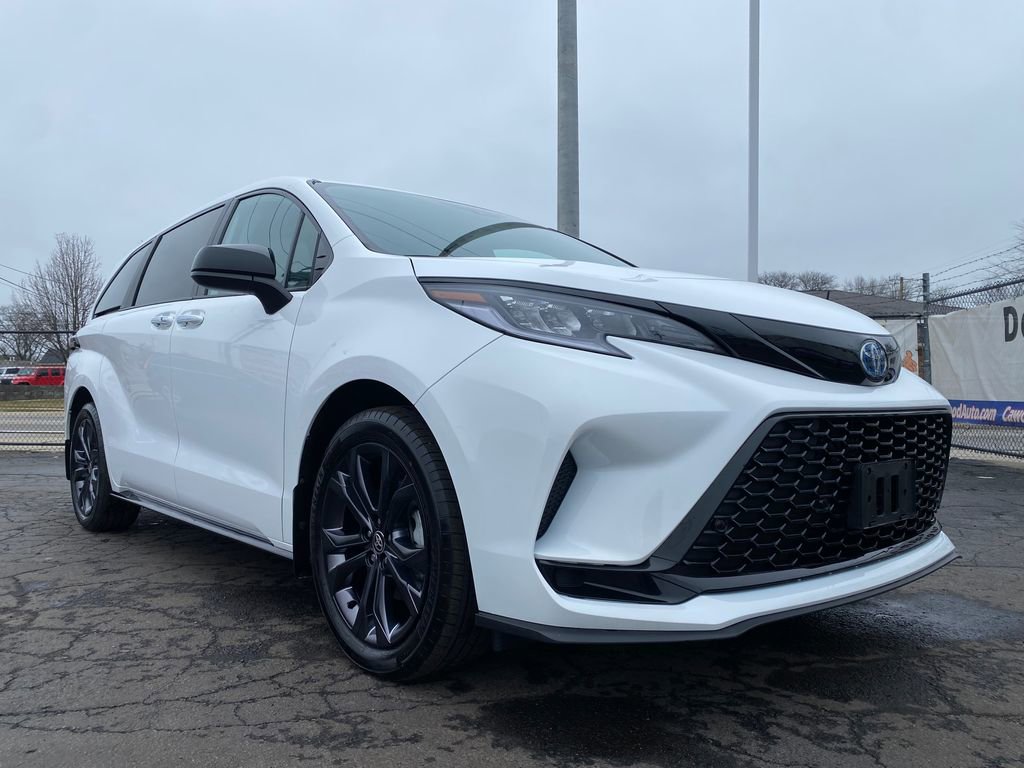 Used 2025 Toyota Sienna XSE image 32