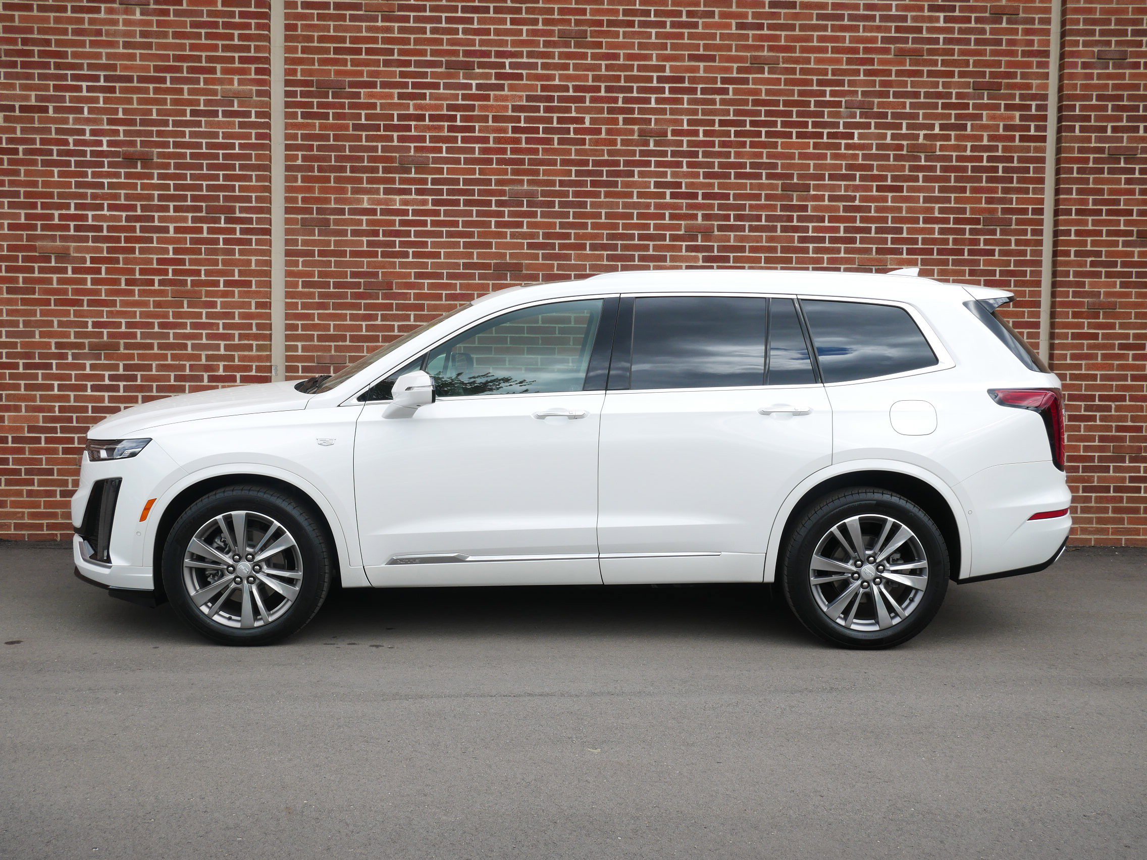Used 2022 Cadillac XT6 Premium Luxury w/ Technology Package AWD/4WD image 2