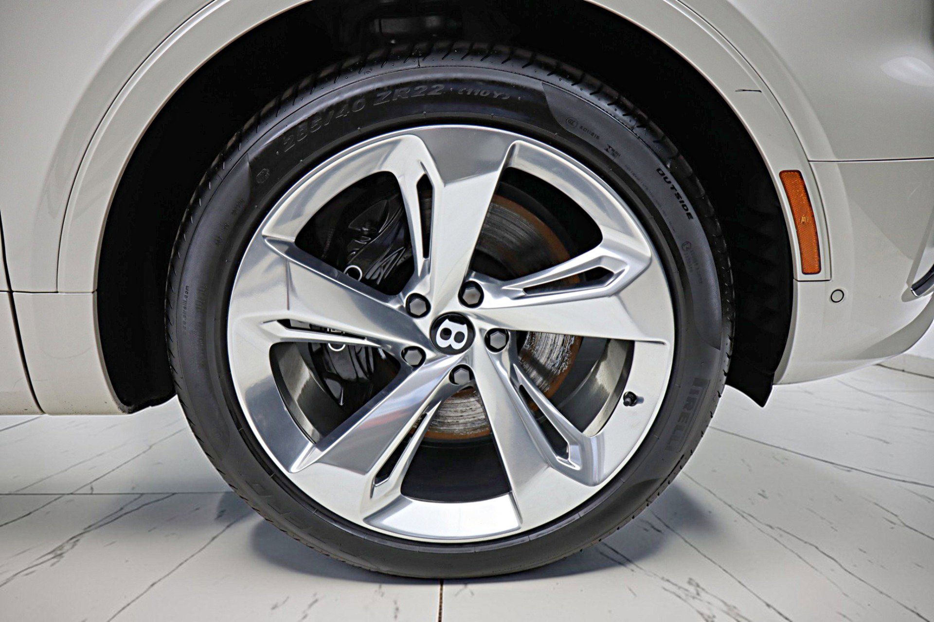 Used 2024 Bentley Bentayga Plug-In Hybrid image 55