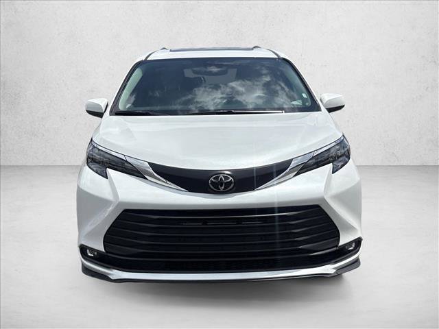 Used 2026 Toyota Sienna XLE FWD image 2