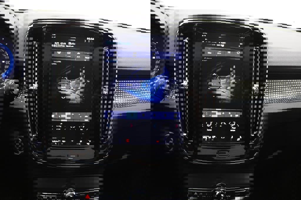 Used 2025 Volvo XC40 B5 Plus image 23