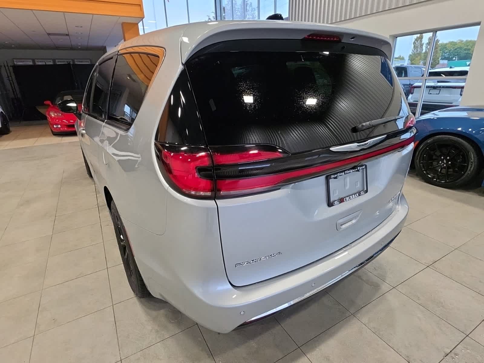 Used 2026 Chrysler Pacifica Limited FWD image 10