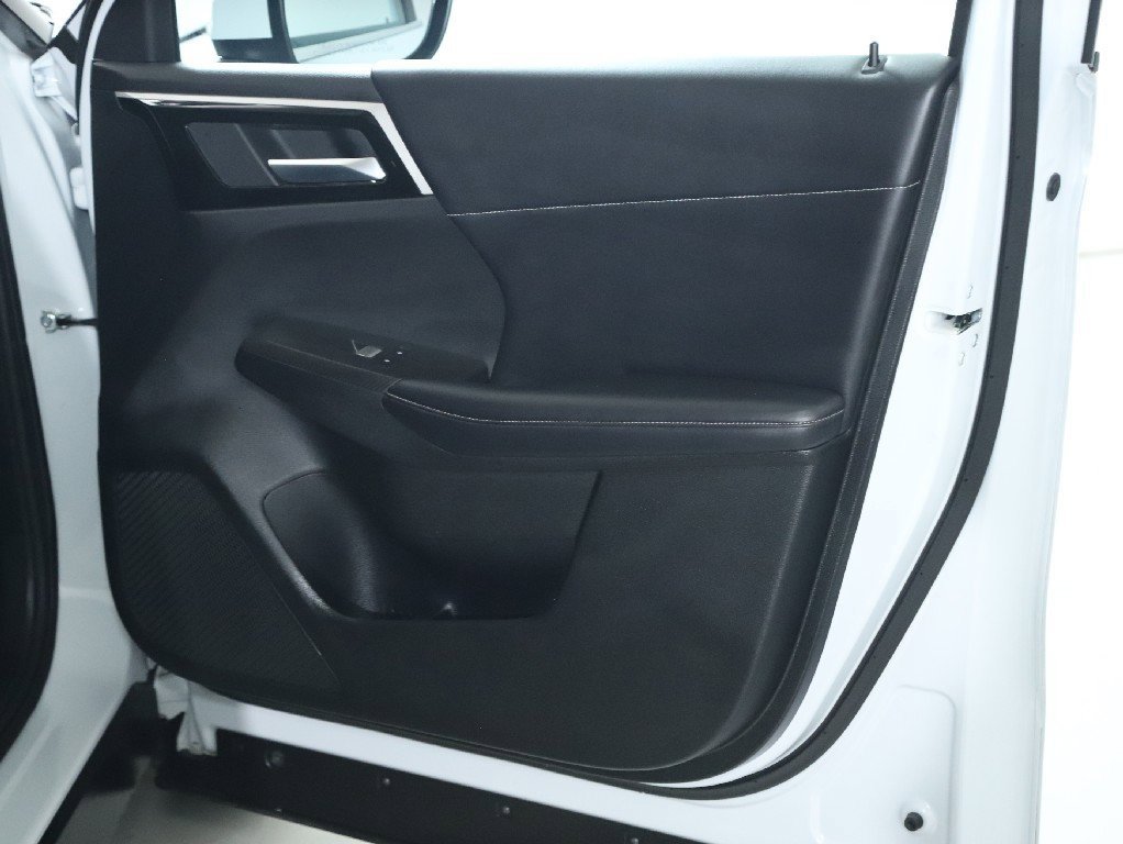 Used 2024 Mitsubishi Outlander SE image 34