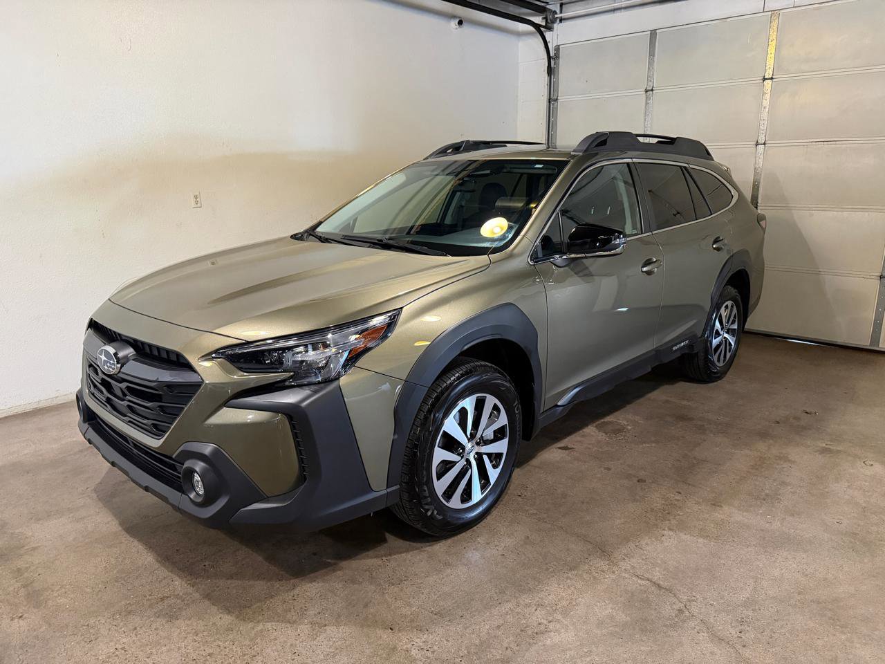 Used 2024 Subaru Outback Premium image 3