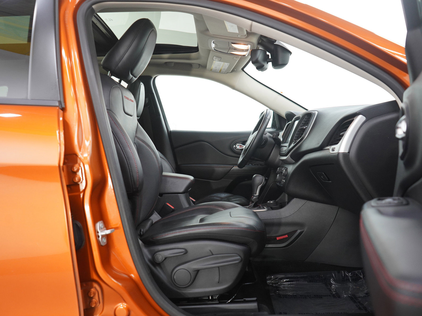 Used 2016 Jeep Cherokee Trailhawk w/ Comfort/Convenience Group image 11