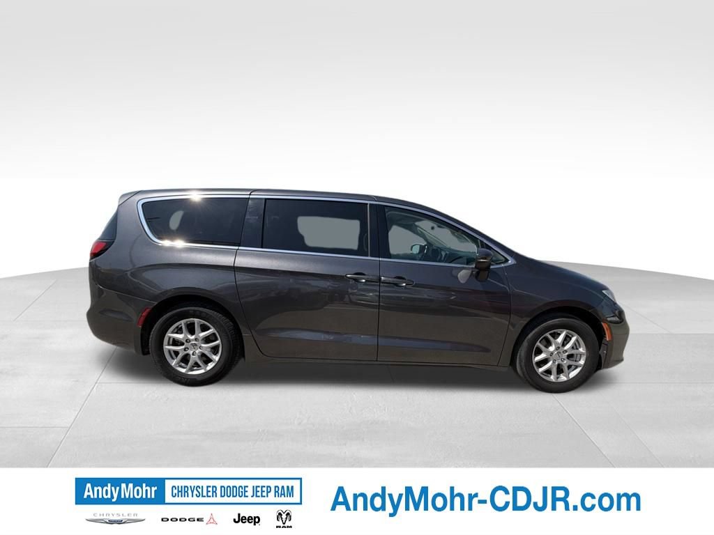 Used 2023 Chrysler Pacifica Touring-L FWD image 6