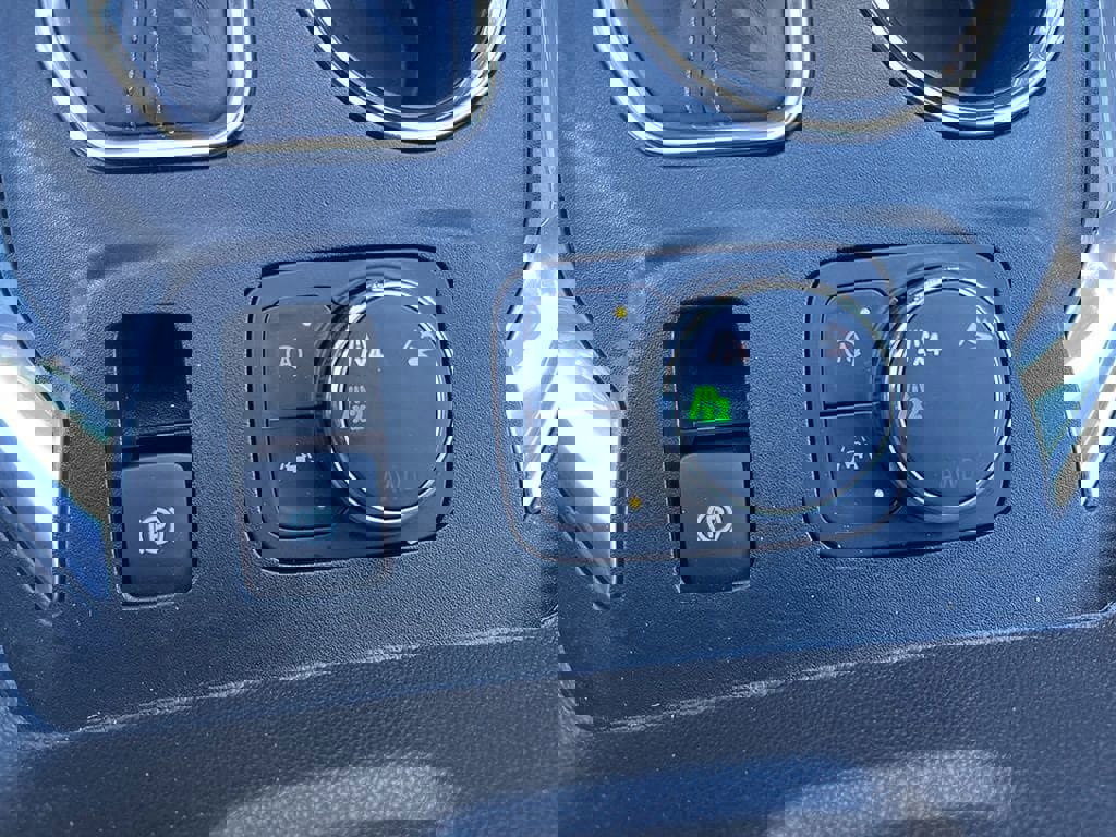 Used 2023 Chevrolet Traverse LT image 43