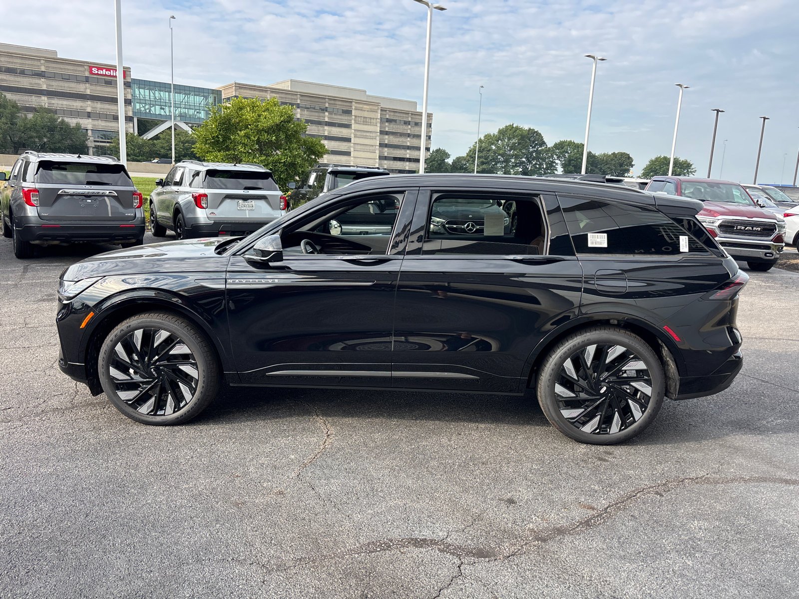 New 2026 Lincoln Nautilus Reserve w/ Jet Appearance Package AWD/4WD image 4