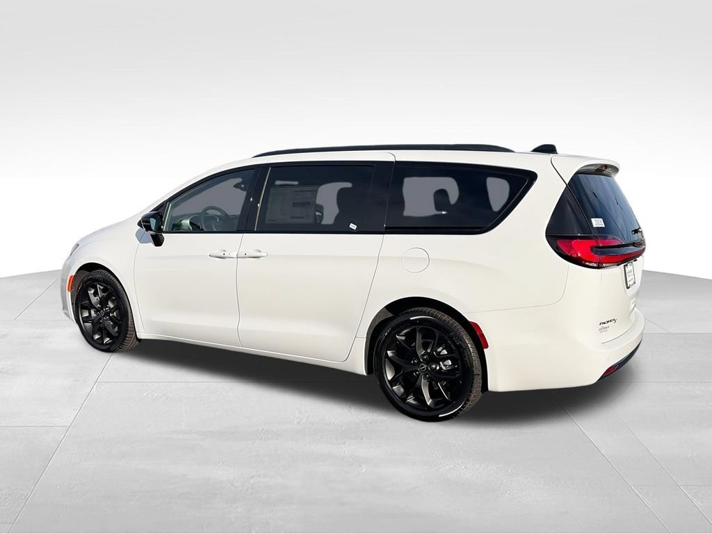 New 2026 Chrysler Pacifica Select w/ S Appearance Package FWD image 6