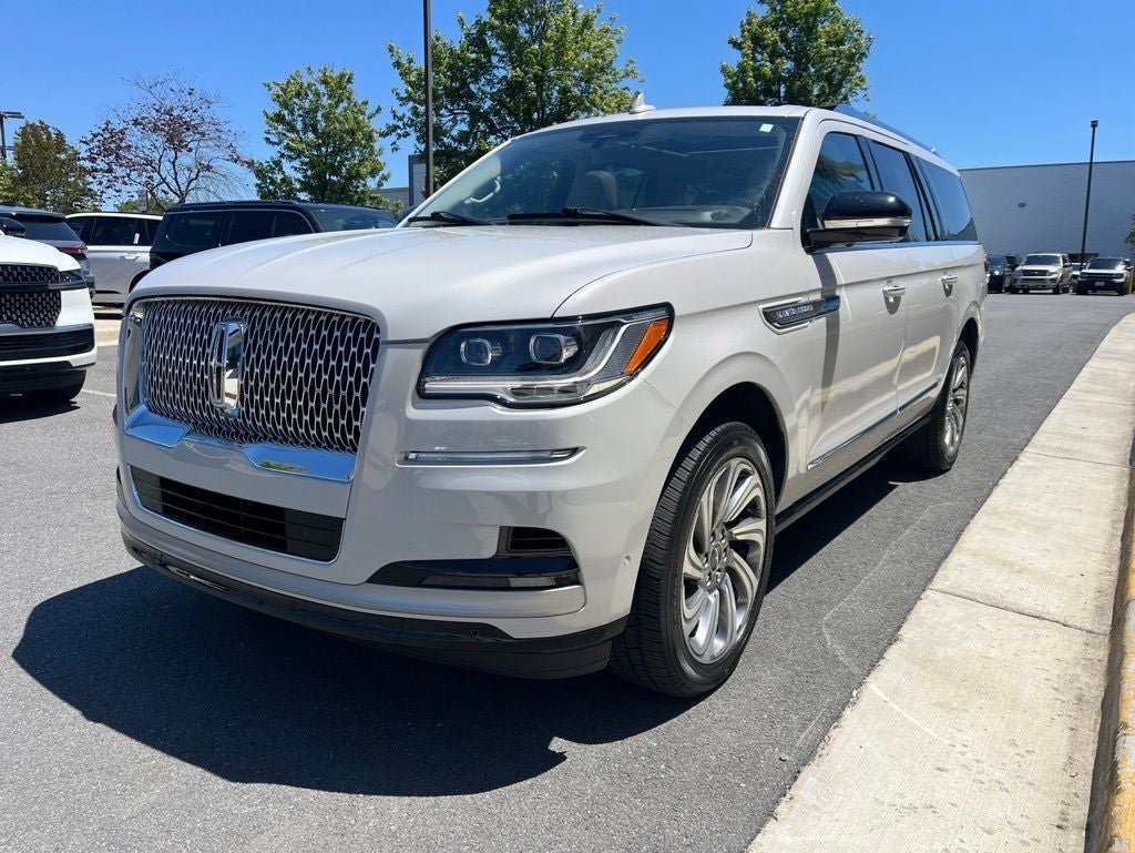 Certified 2023 Lincoln Navigator L Reserve AWD/4WD image 3