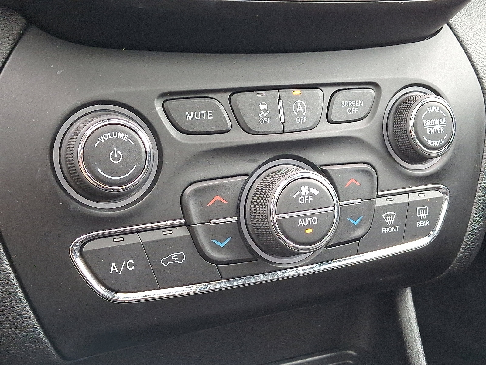 Certified 2019 Jeep Cherokee Limited w/ Technology Group AWD/4WD image 16