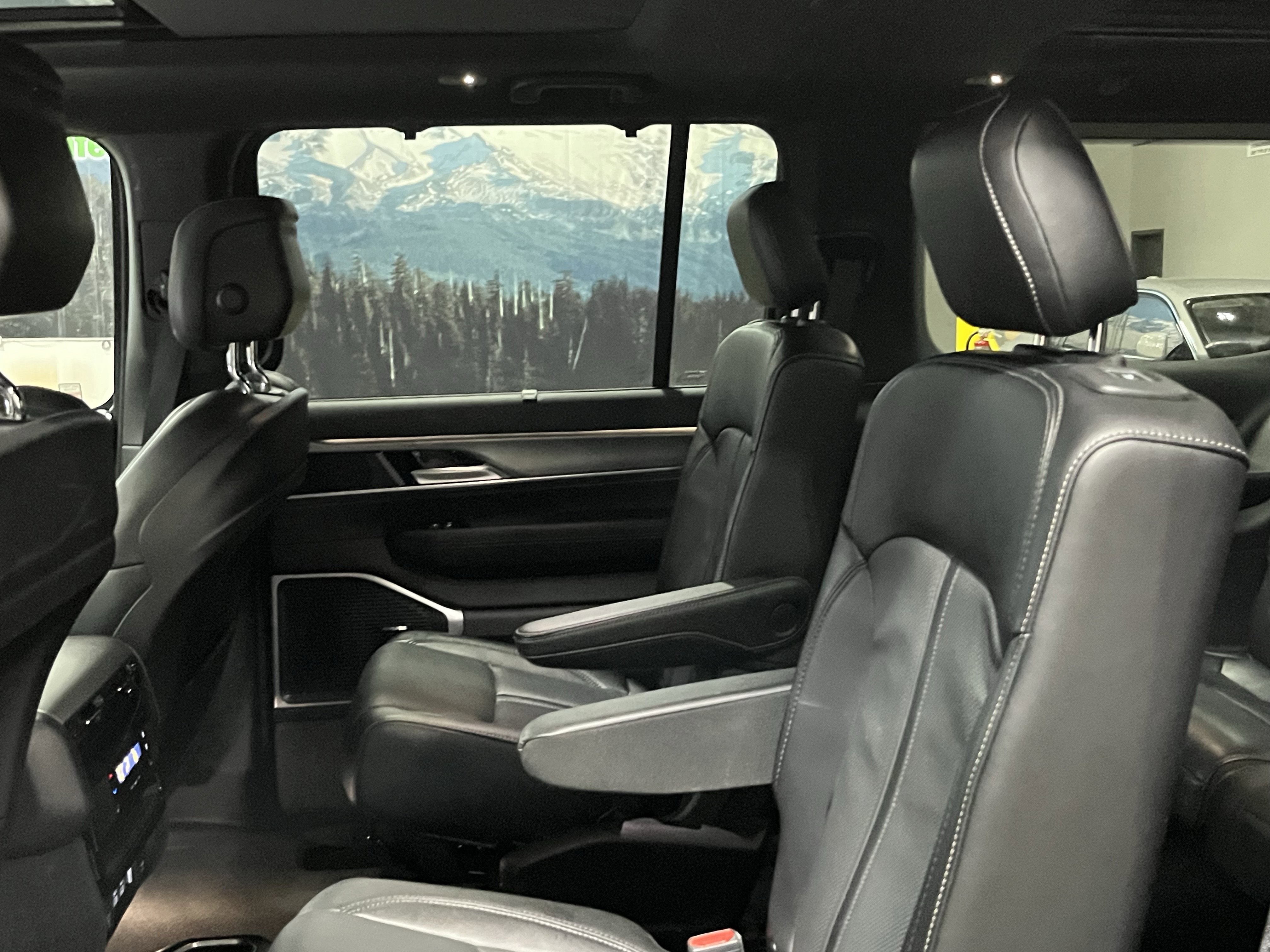 Used 2024 Jeep Wagoneer Series II w/ Convenience Group I image 15