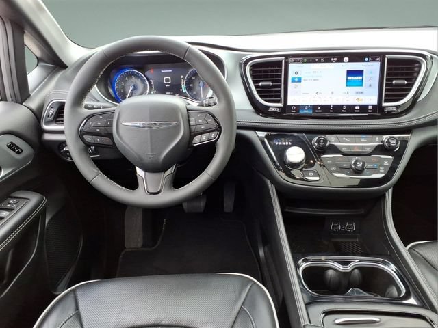Used 2025 Chrysler Pacifica Limited FWD image 20