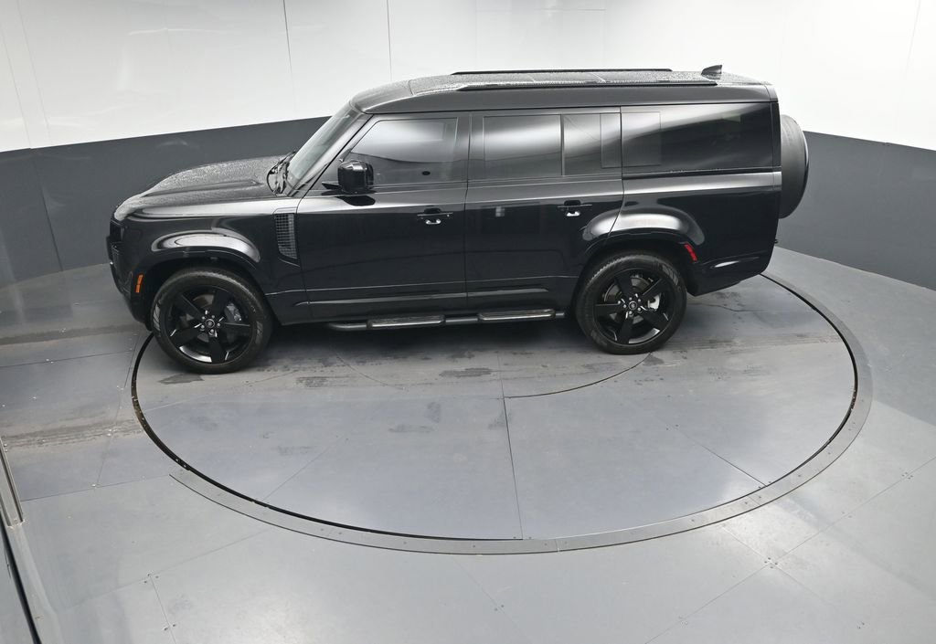 Used 2025 Land Rover Defender 130 X-Dynamic SE AWD/4WD image 32