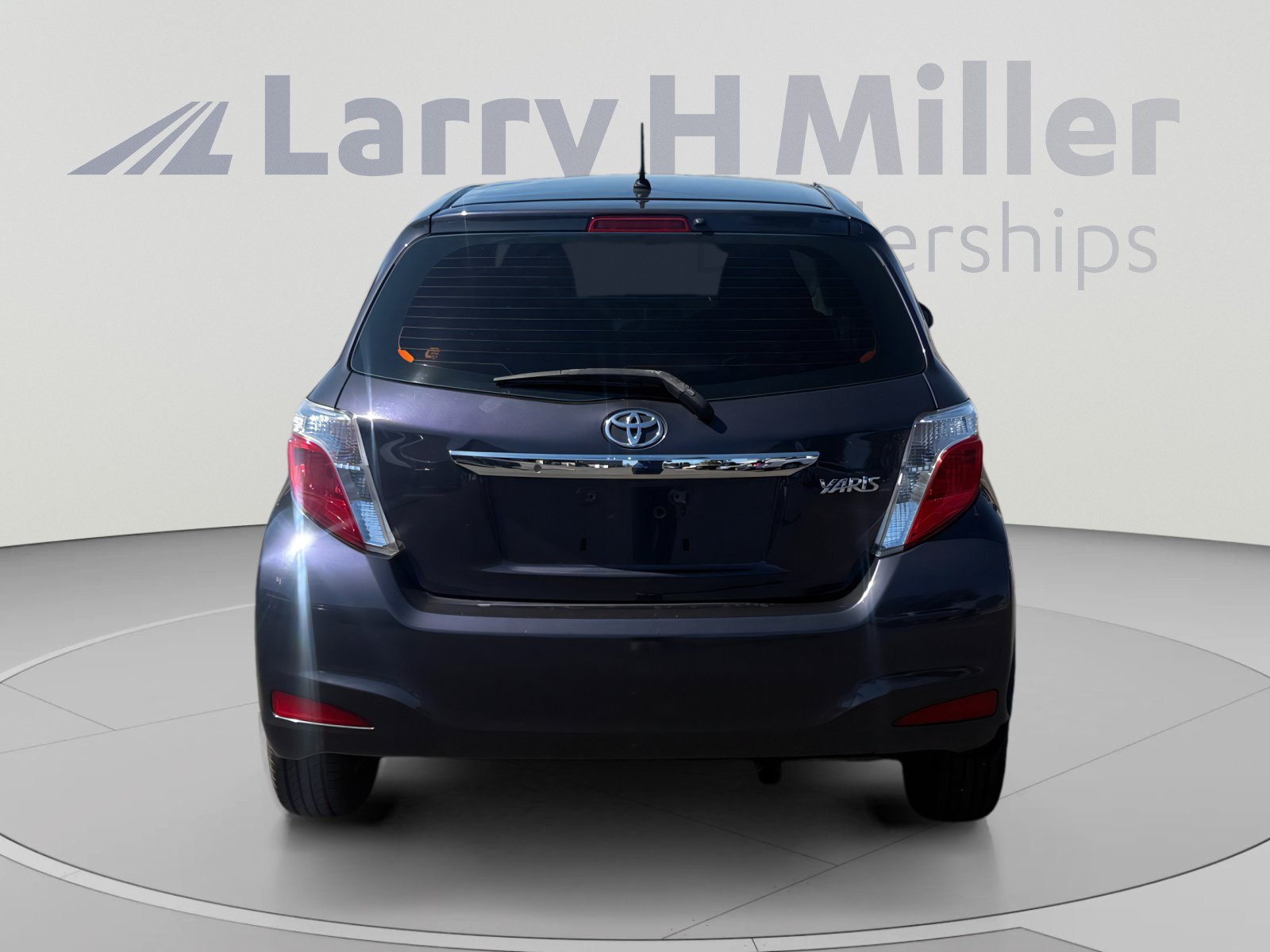 Used 2014 Toyota Yaris L FWD image 4