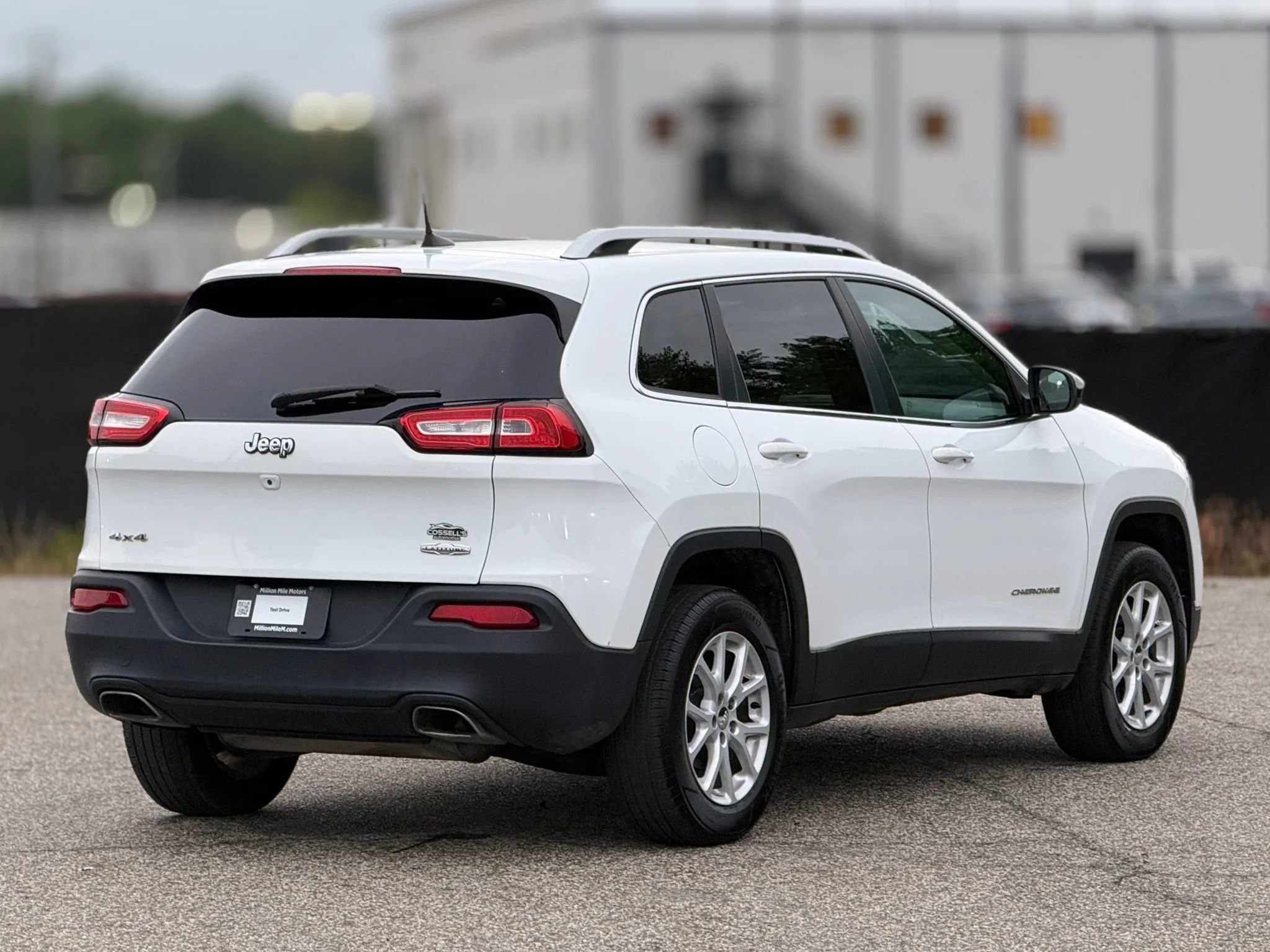 Used 2016 Jeep Cherokee Latitude w/ Cold Weather Group AWD/4WD image 9