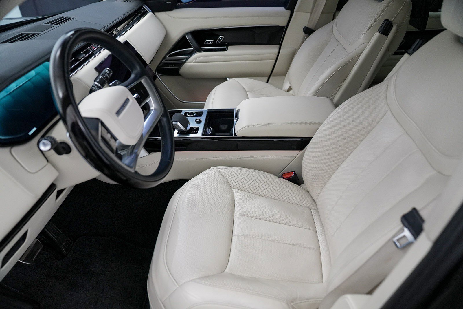 Used 2023 Land Rover Range Rover SE image 32