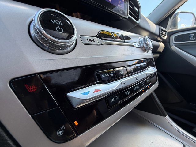 Used 2023 Ford Explorer XLT w/ Equipment Group 202A AWD/4WD image 25