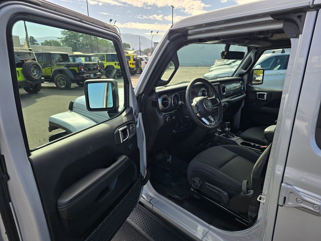 Used 2023 Jeep Wrangler Unlimited Sahara w/ Cold Weather Group AWD/4WD image 19