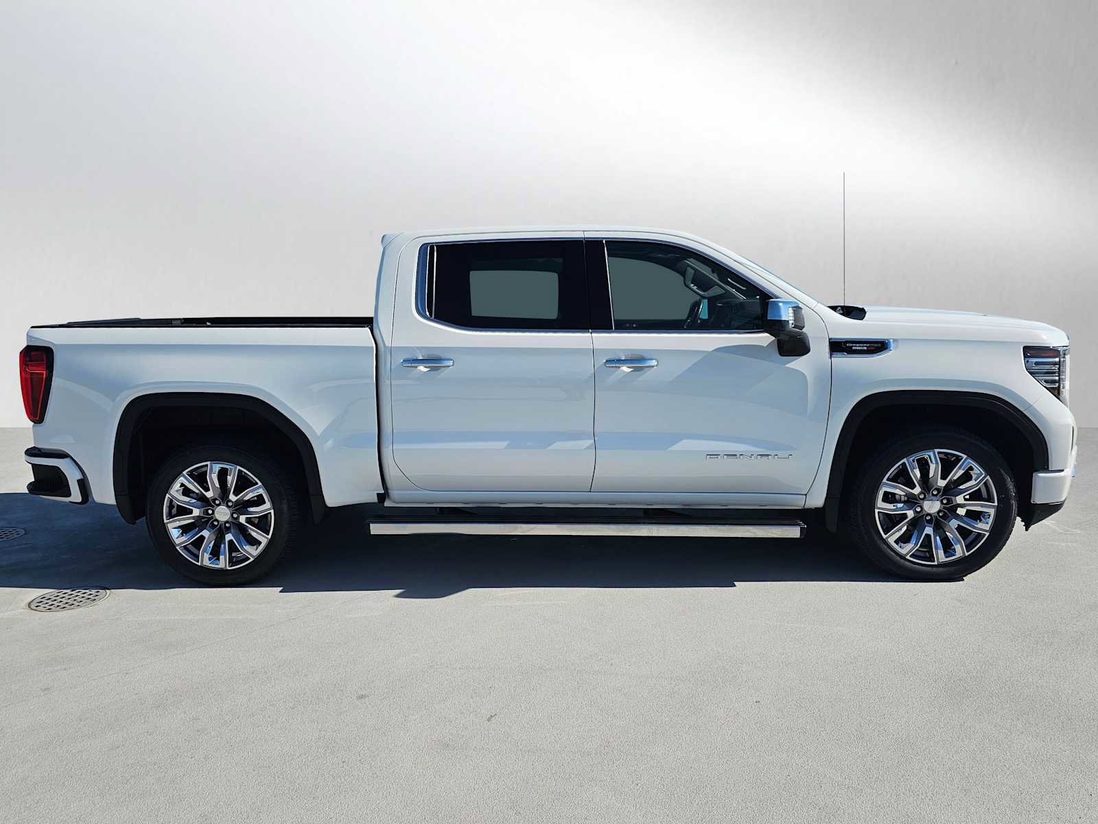 Used 2024 GMC Sierra 1500 Denali w/ Denali Reserve Package AWD/4WD image 2