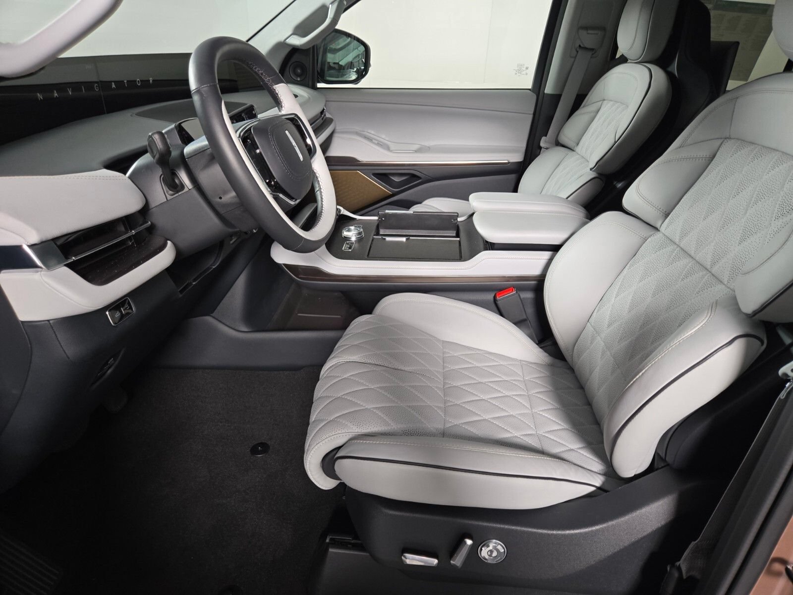 New 2026 Lincoln Navigator L Black Label w/ Black Label Special Edition AWD/4WD image 13