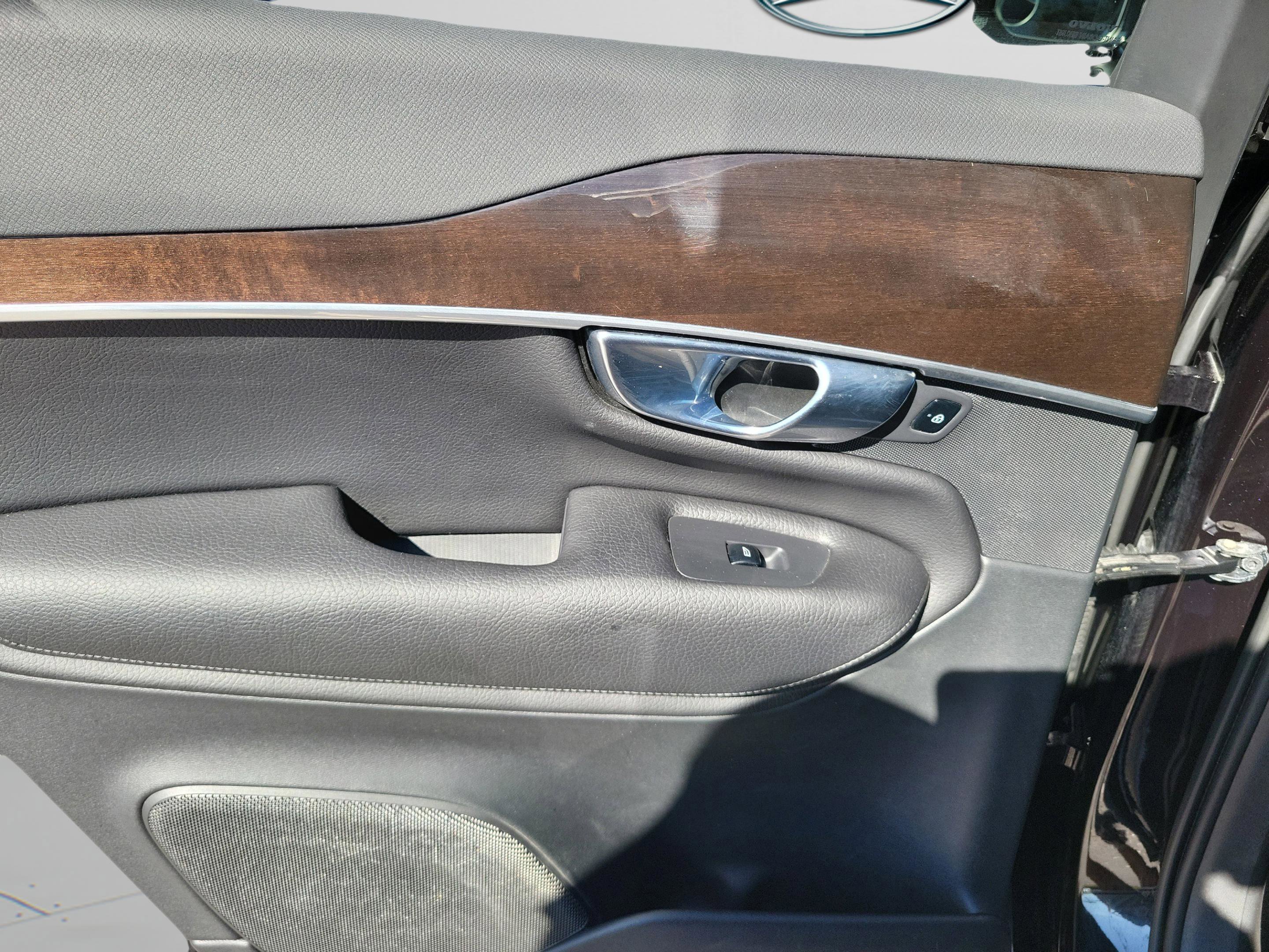 Used 2019 Volvo XC90 T6 Momentum w/ Protection Package Premier image 9