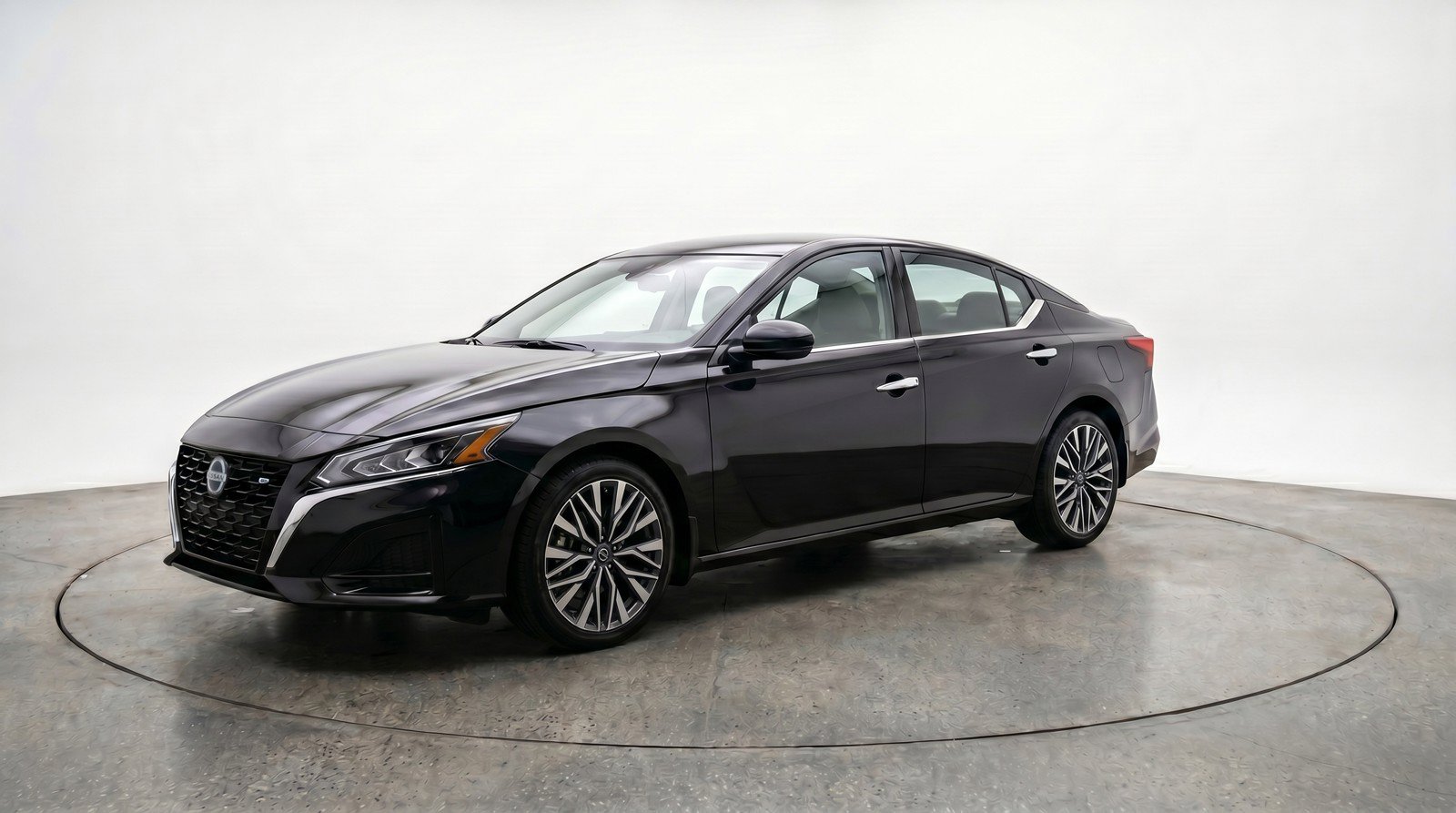 Used 2025 Nissan Altima 2.5 SV FWD image 3