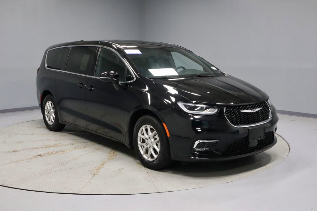 Used 2025 Chrysler Pacifica Select FWD image 1