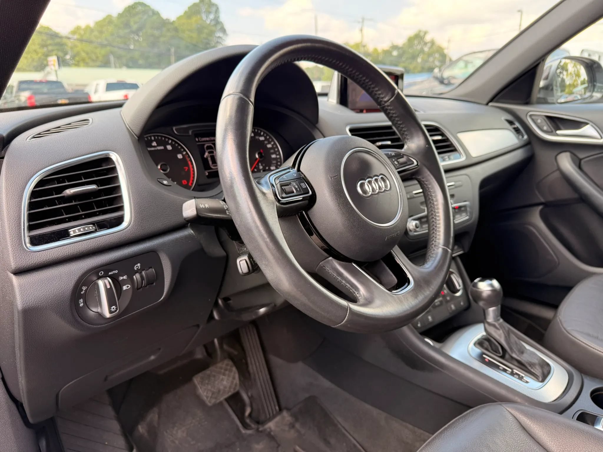 Used 2018 Audi Q3 2.0T Premium Plus w/ Premium Plus Package FWD image 12