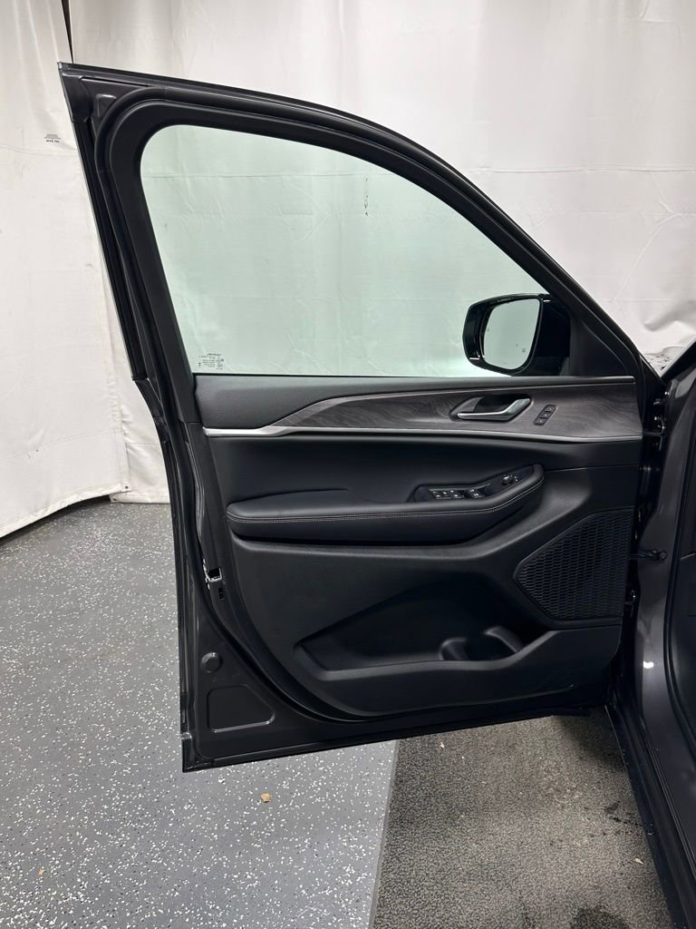 New 2025 Jeep Grand Cherokee Limited image 11