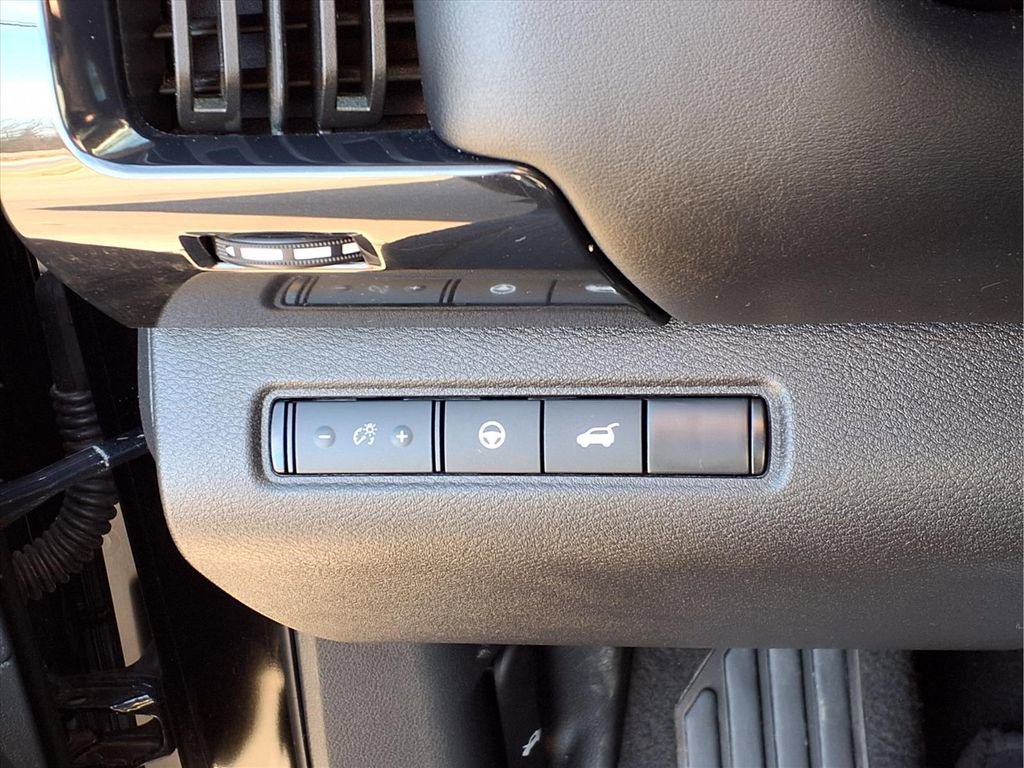 Used 2025 Nissan Pathfinder SV AWD/4WD image 16