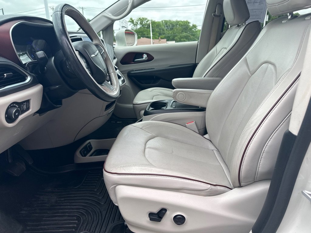 Used 2020 Chrysler Pacifica Limited FWD image 2