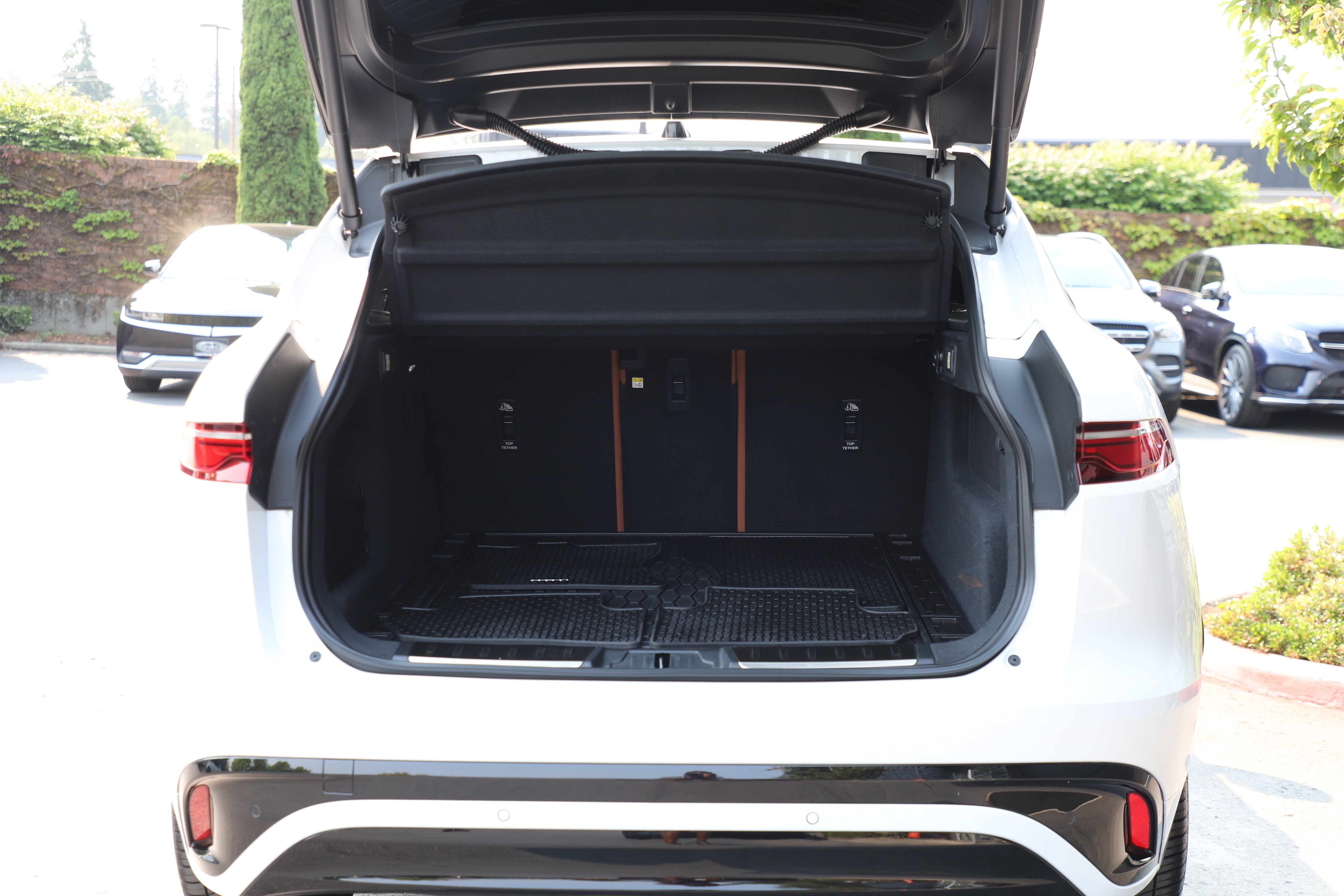 Certified 2025 Jaguar F-PACE R-Dynamic S AWD/4WD image 15